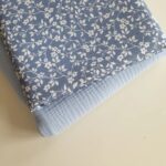 m0049pp.2-calinnotex-material-textil-swadle-bumbac-muslin-albastru-cotton-natural-muselina-mussola-gauze-bebe-scutec-flori-desen-alb
