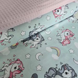 Material de bumbac cu print de unicorni și stele