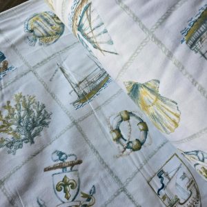 Flanelă din bumbac cu imprimeu marin, ancore și bărci, ideală pentru decor sau îmbrăcăminte.