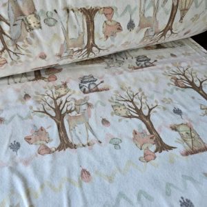 Finet cu imprimeu de copaci și animale forestiere, potrivită pentru articole textile pentru copii.