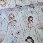 Tesătură muselină de bumbac cu zâne jucăușe și motive florale.